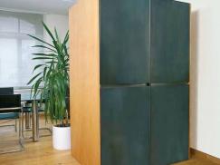 Büroschrank mit dunklen Fronten