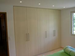 Einbauschrank in hellem Holz
