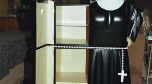 Schrank in Nonnenoptik
