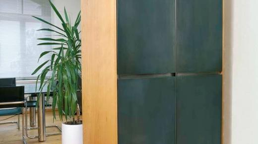 Büroschrank mit dunklen Fronten