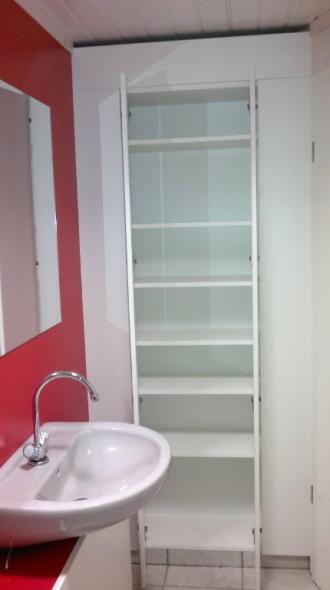 Weißes Regal für Badezimmer