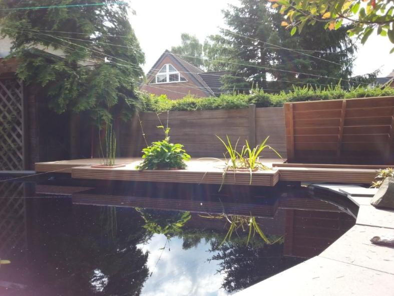 Holzterrasse rund angepasst an Gartenteich