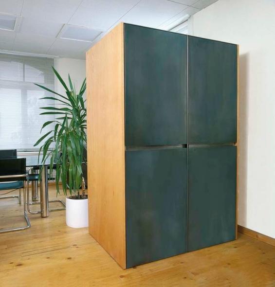 Büroschrank mit dunklen Fronten