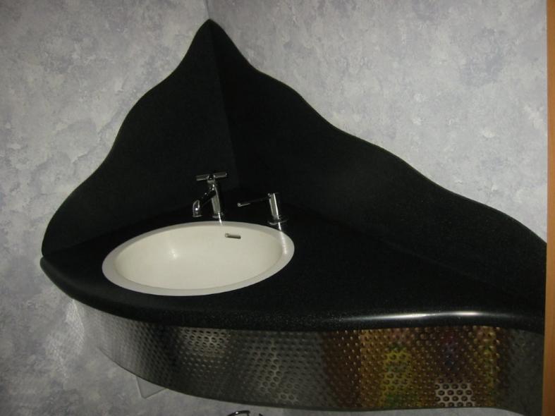 Waschtisch in schwarz mit Wellenform