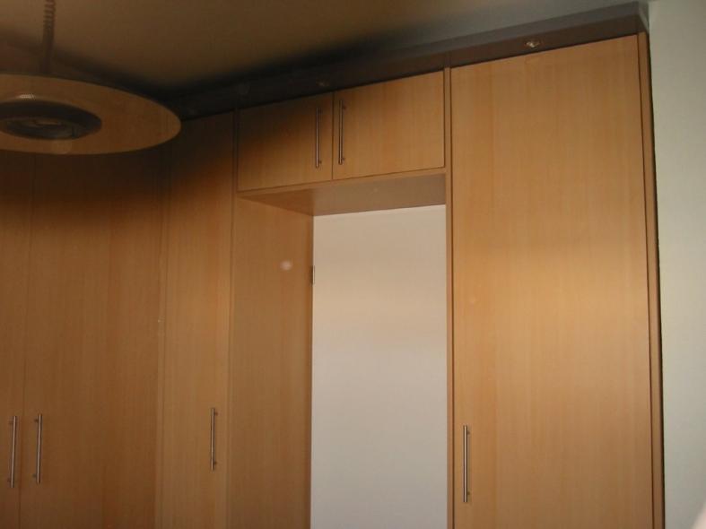 Einbauschrank mit Holzfront