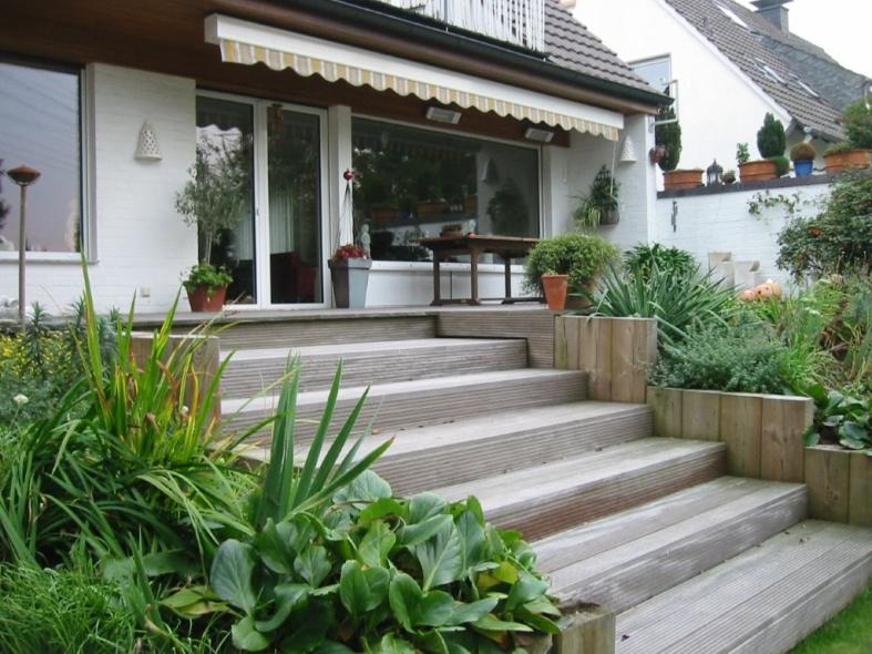 Holztreppe im Garten