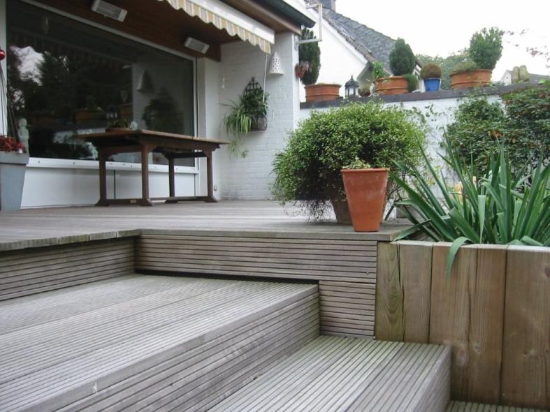 Holztreppe im Garten